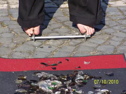 odvaha chůze na liště ostré jako nůž